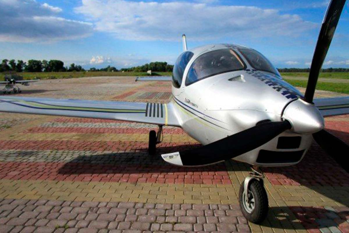 Airplane LA50 1