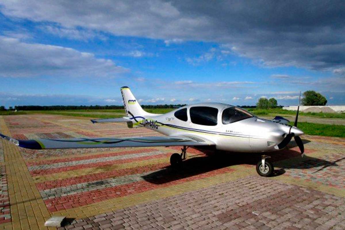 Airplane LA50 3