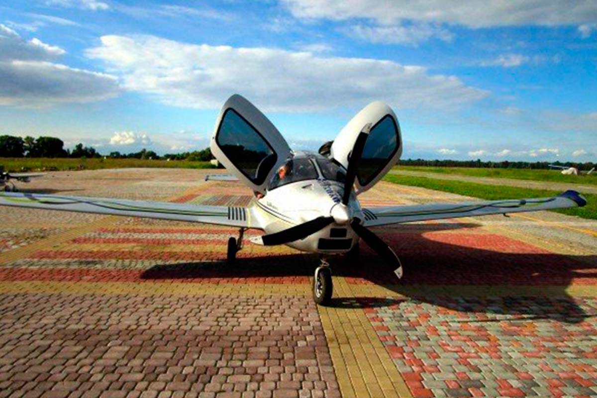 Airplane LA50 4