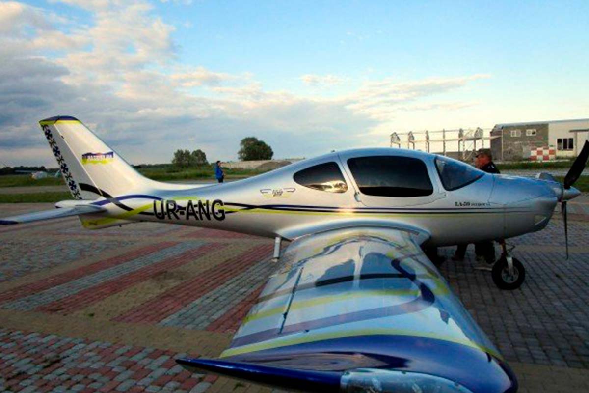 Airplane LA50 6