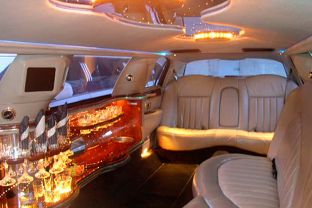 Lincoln Town Car Limousine White 2