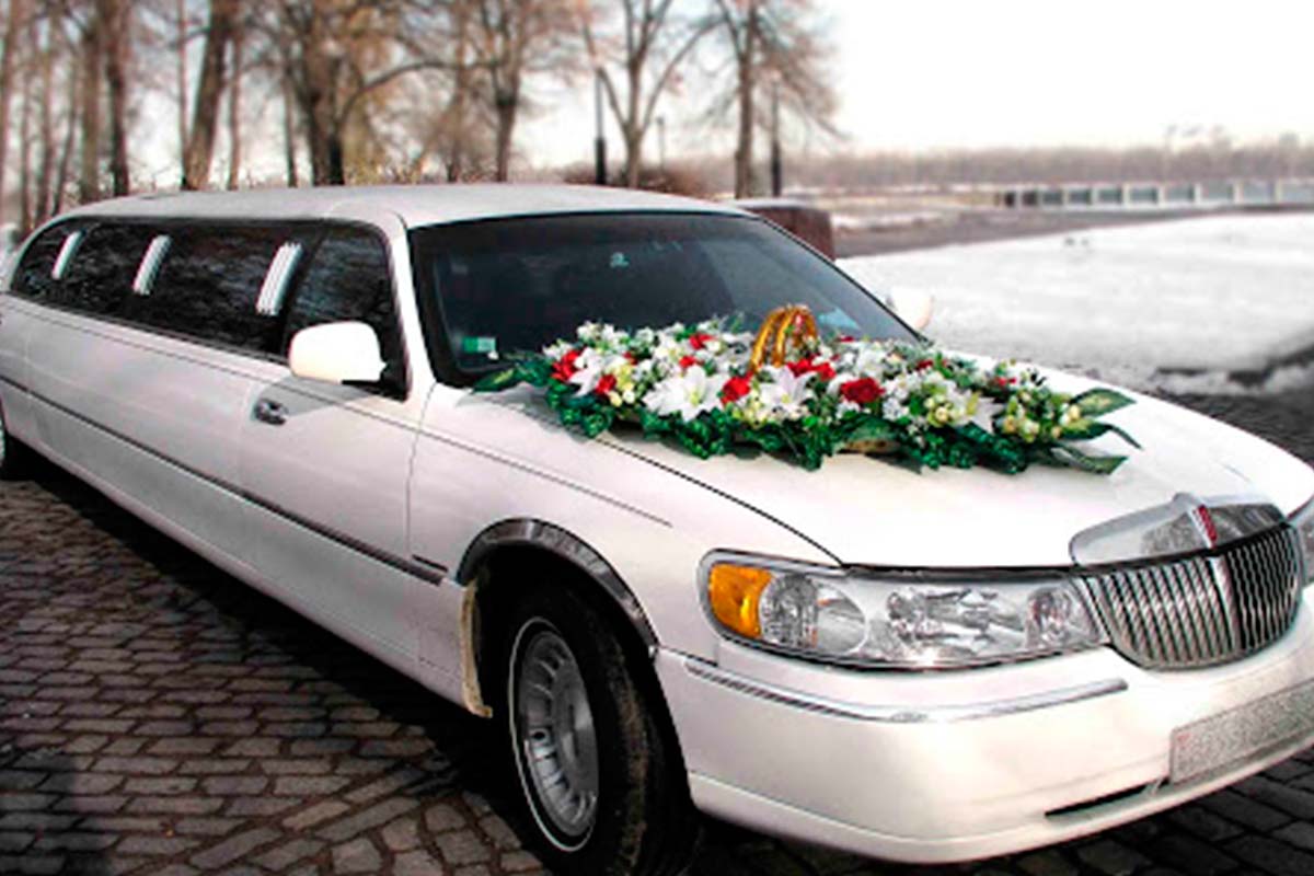 Lincoln Town Car Limousine White 5