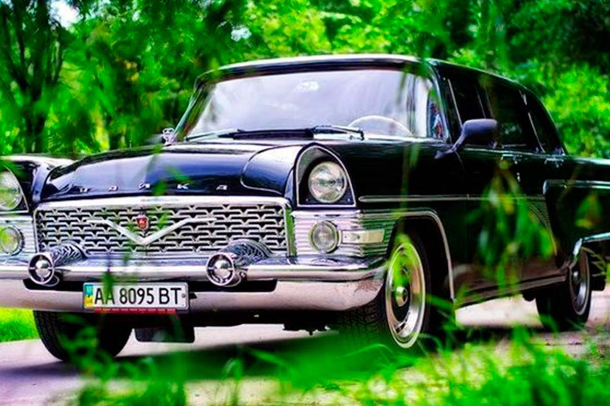 Retro car Chayka GAZ-13 2