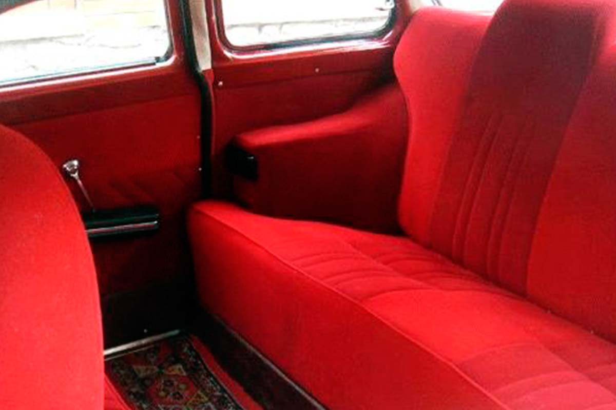 Ретро автомобиль Чайка ГАЗ-13 6