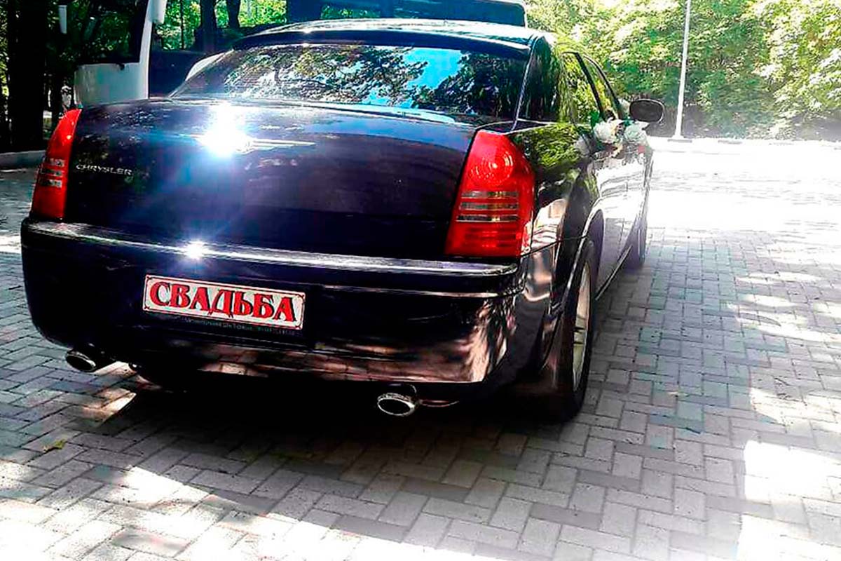 Chrysler 300С чорний 4