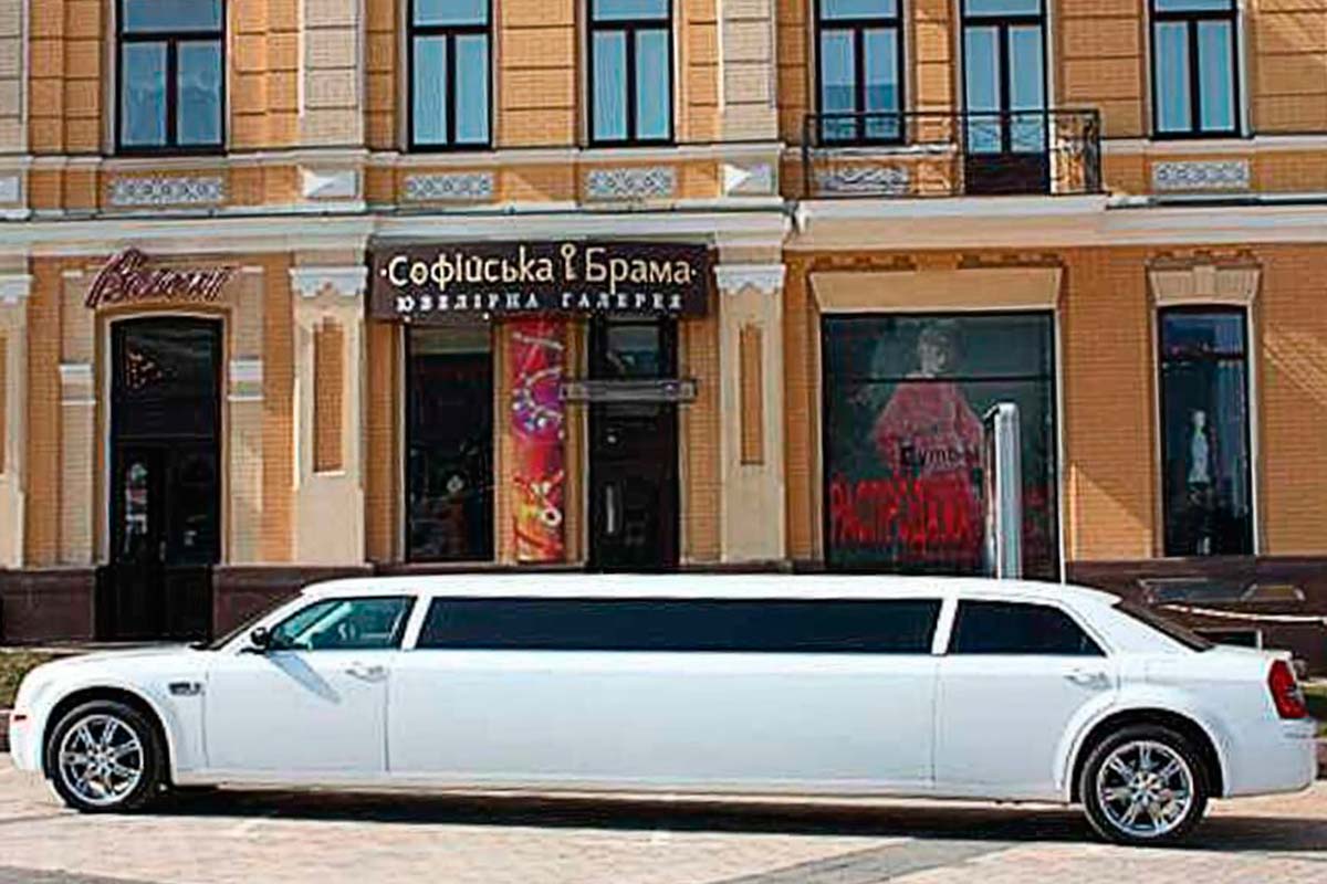Лімузин Chrysler 300 C білосніжний 2