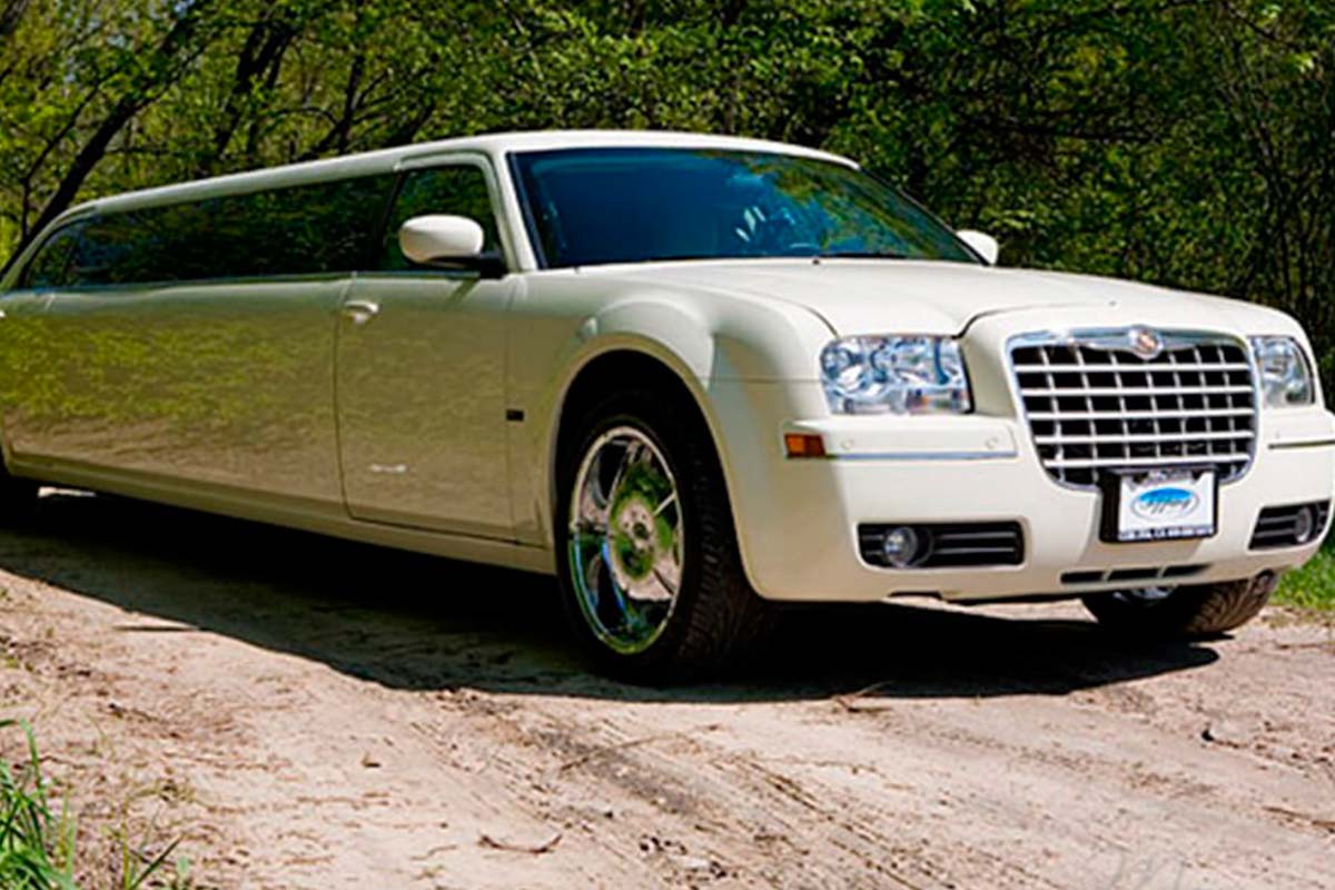 Лимузин Chrysler 300C ванильный 1