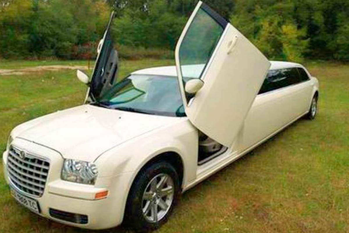 Лимузин Chrysler 300C ванильный 4