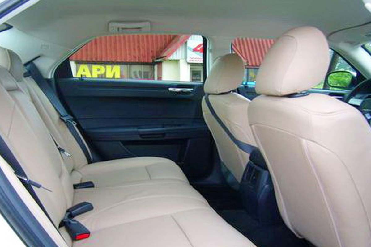 Chrysler 300C Vanilla Sedan 1