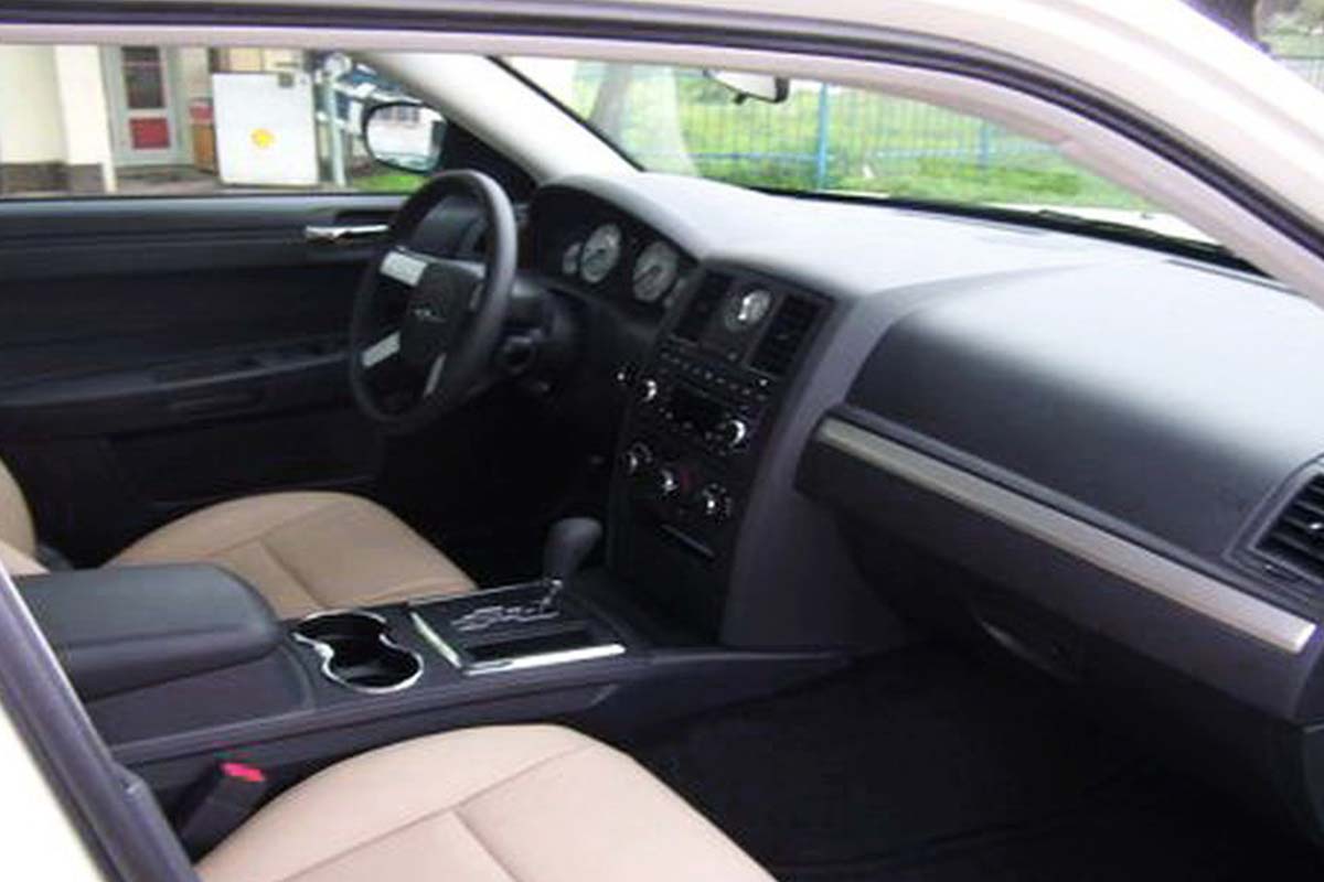 Chrysler 300C Vanilla Sedan 2