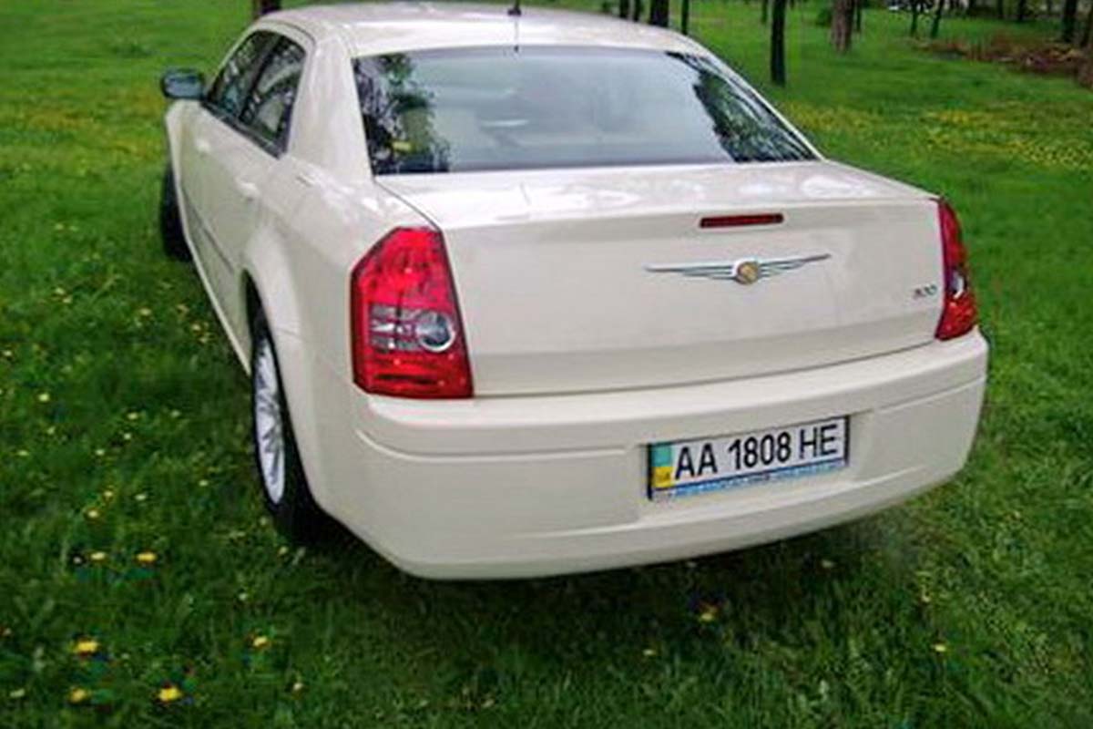 Chrysler 300C Vanilla Sedan 3