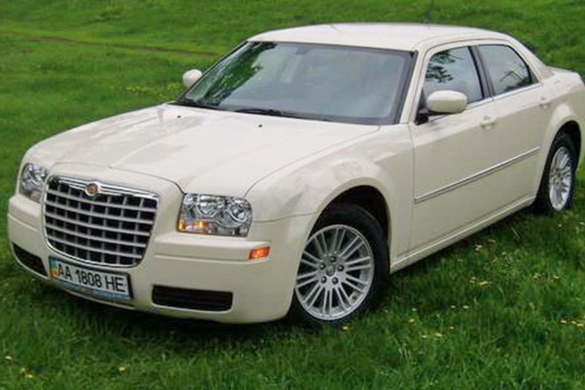 Chrysler 300C Vanilla Sedan 4