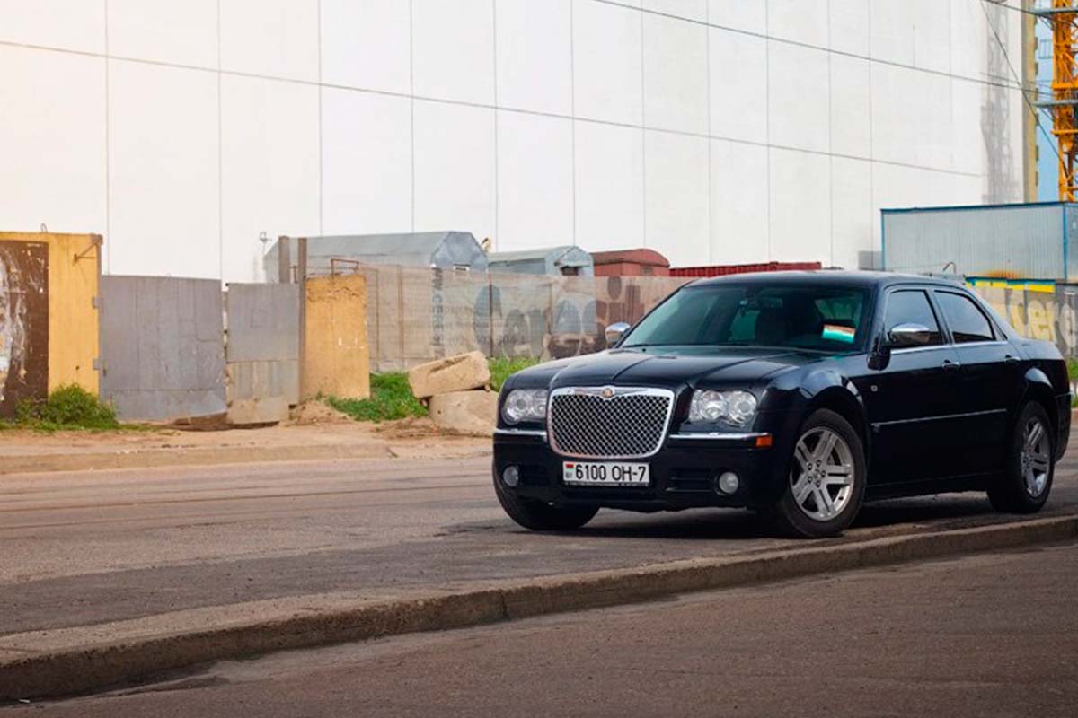  Sedan Chrysler 300C Black 4