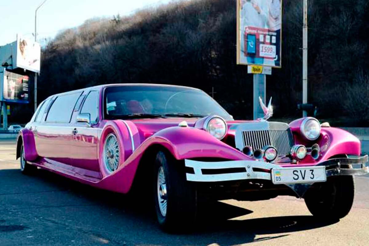 Малиновий лімузин Excalibur 1