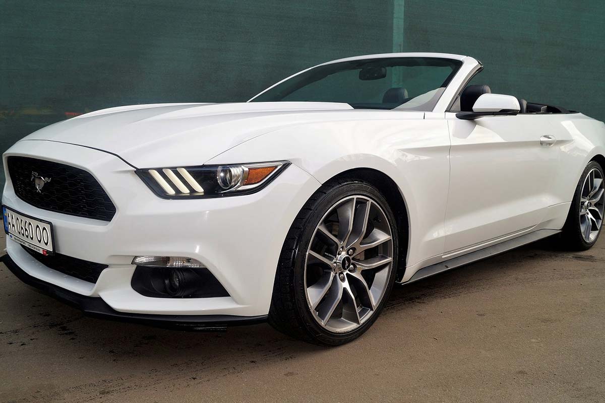 Sedan Ford Mustang Convertible 1