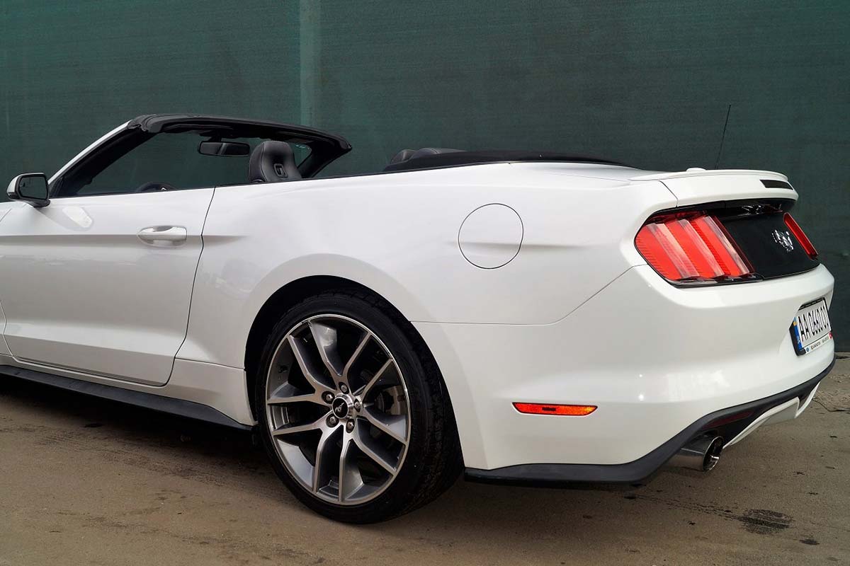 Sedan Ford Mustang Convertible 3