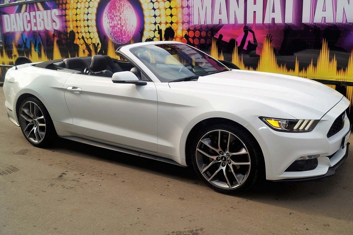 Sedan Ford Mustang Convertible 6