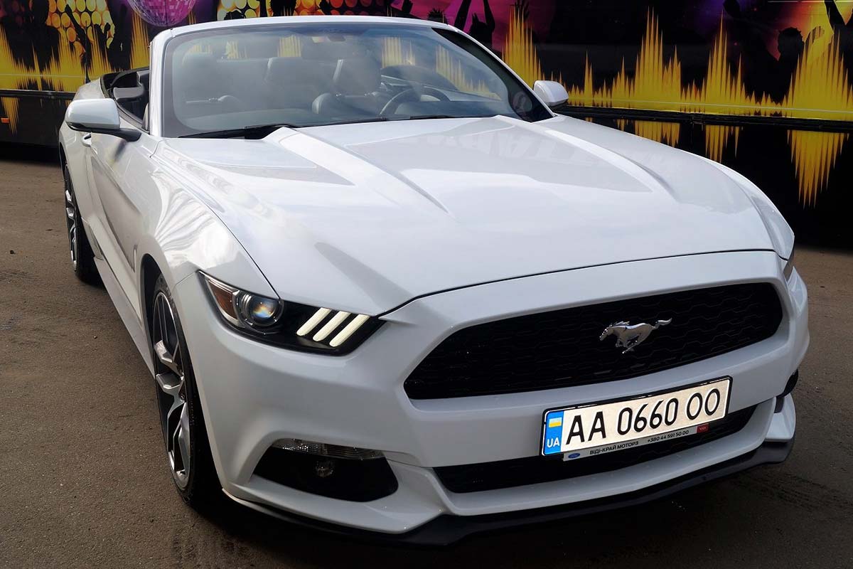 Sedan Ford Mustang Convertible 4