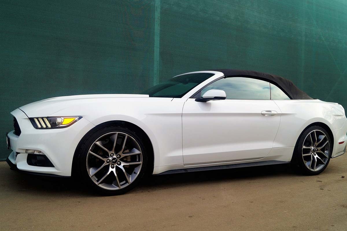 Sedan Ford Mustang Convertible 5