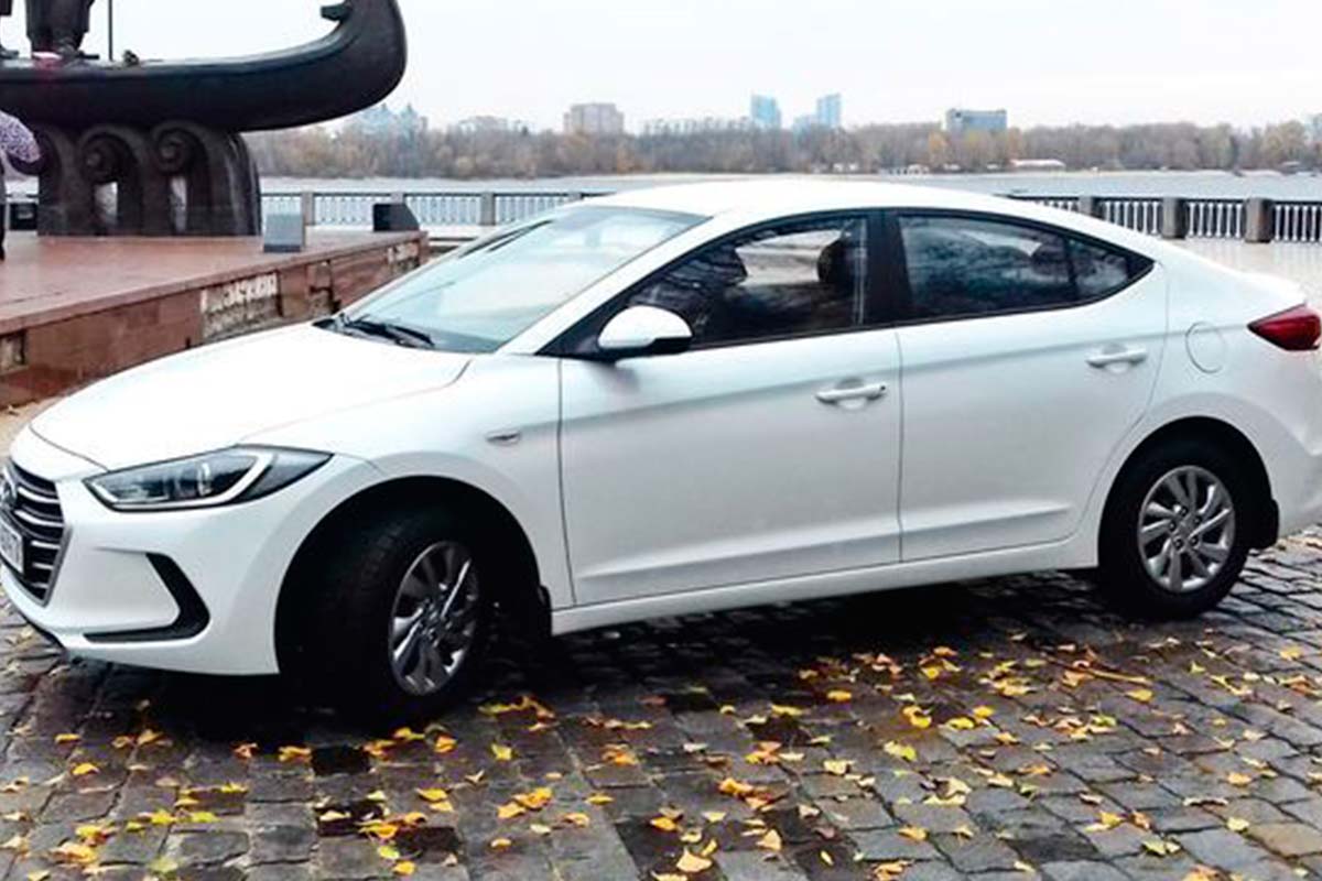 Hyundai Elantra sedan 4