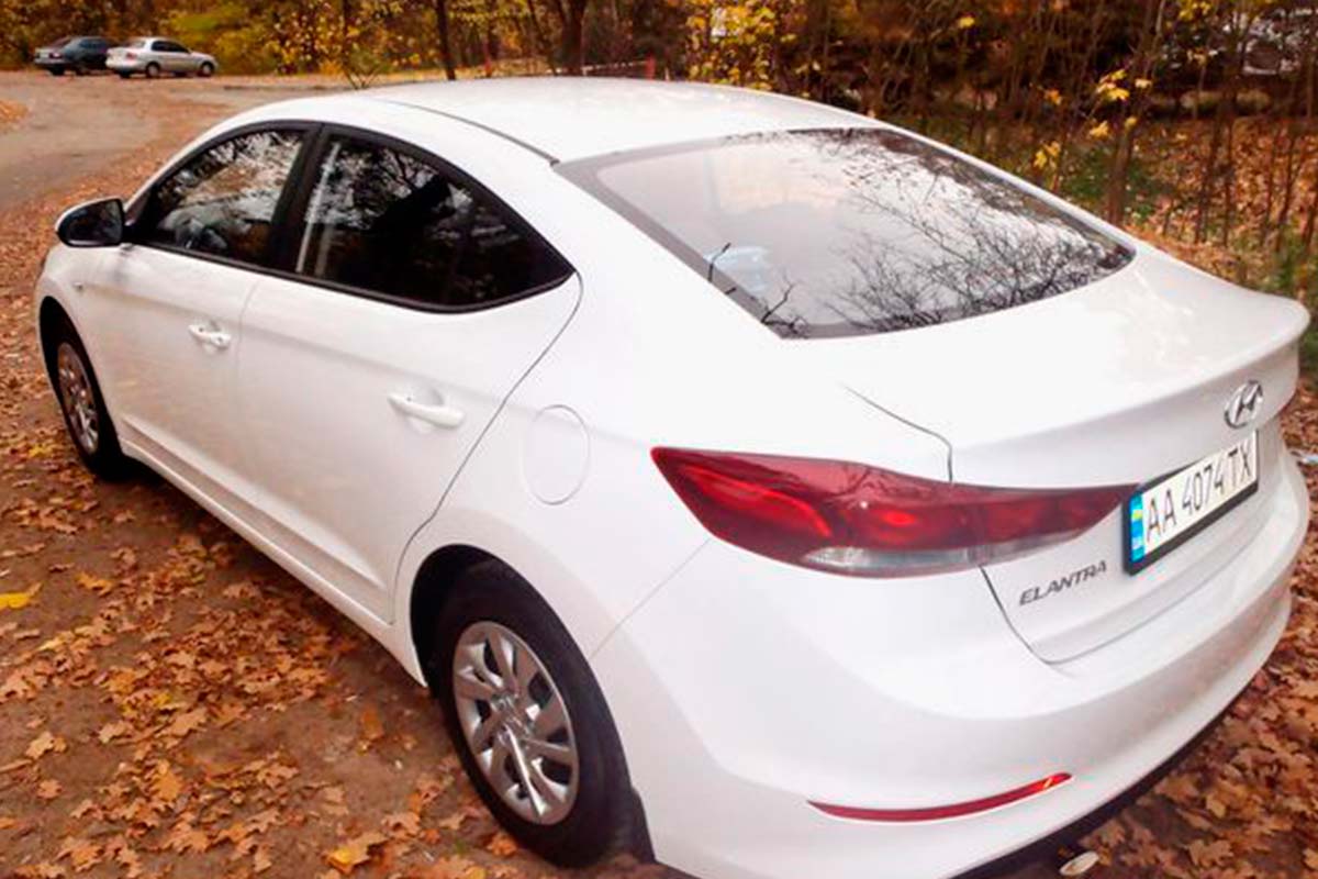 Hyundai Elantra sedan 3