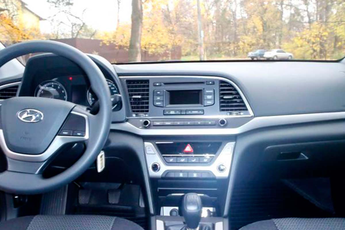 Hyundai Elantra sedan 6