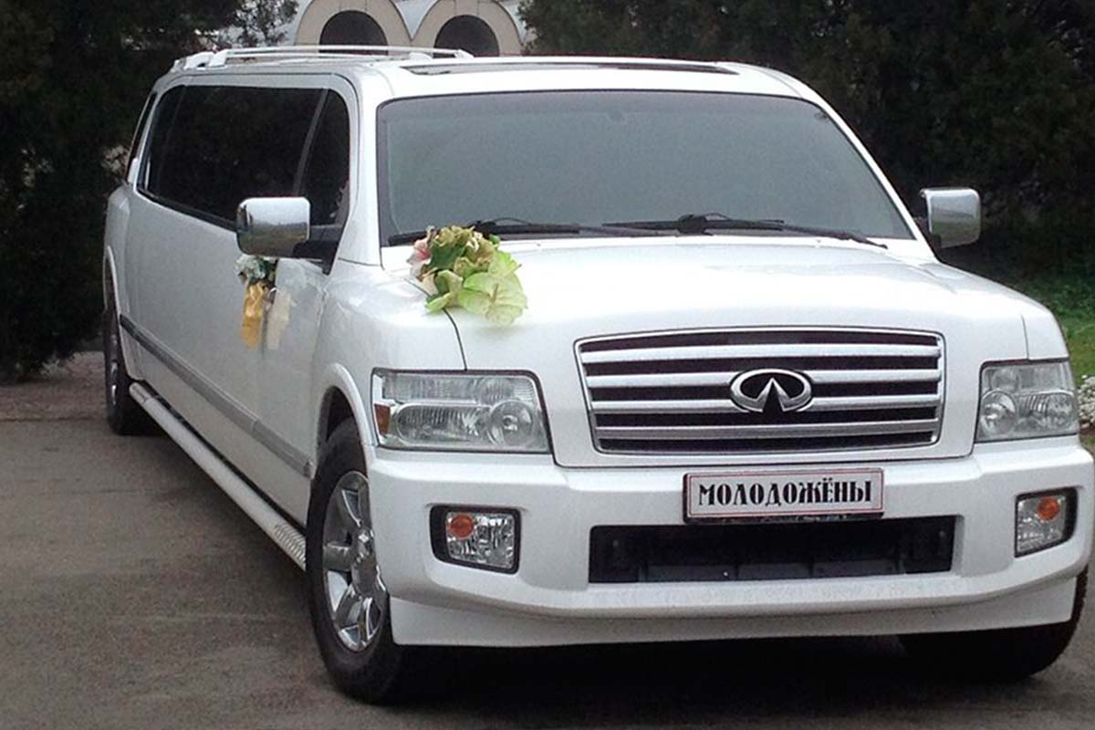 White Infiniti Limousine 3