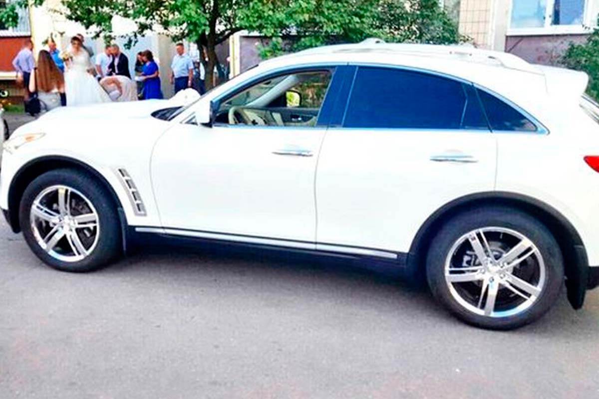 Infiniti FX35 SUV white 2