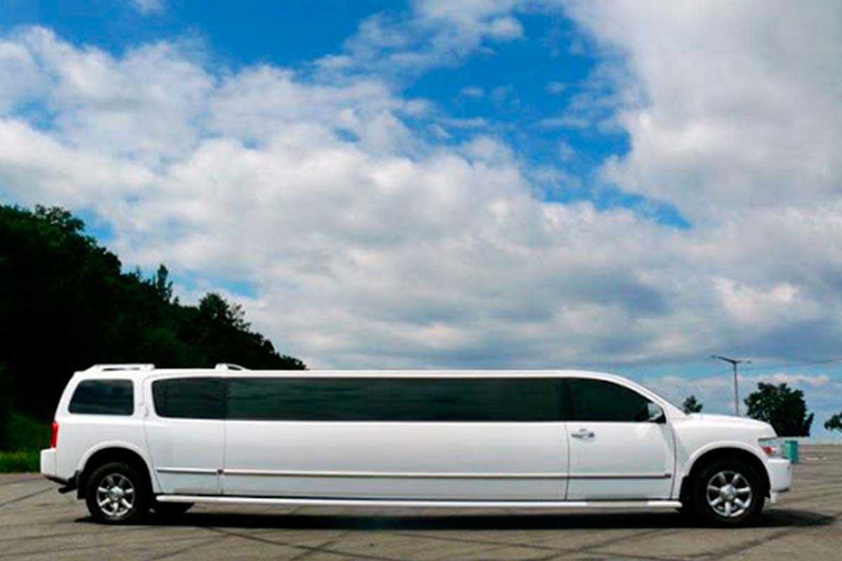 White limousine Infinuty QX56 4