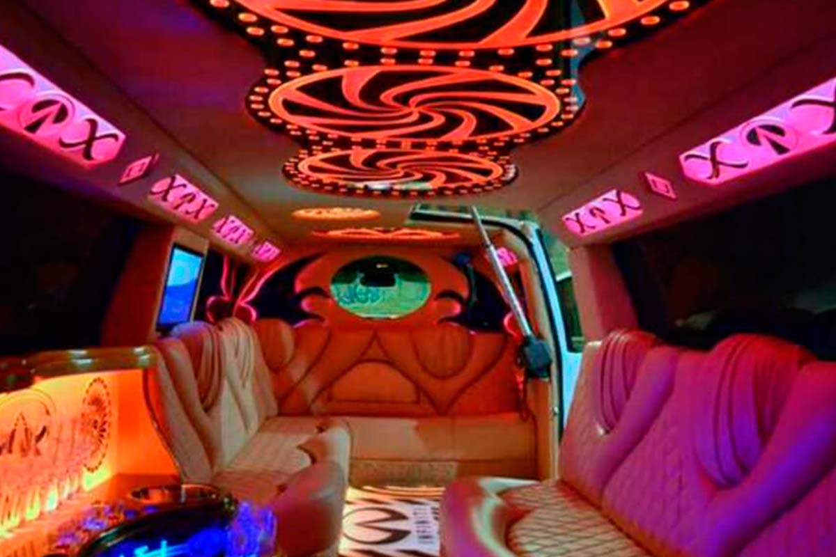 White limousine Infinuty QX56 6