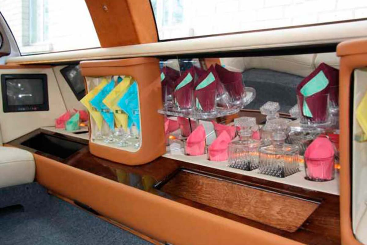Lincoln White Limousine 8 seats 2