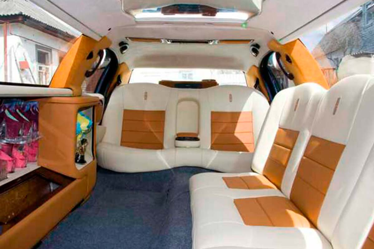 Lincoln White Limousine 8 seats 4