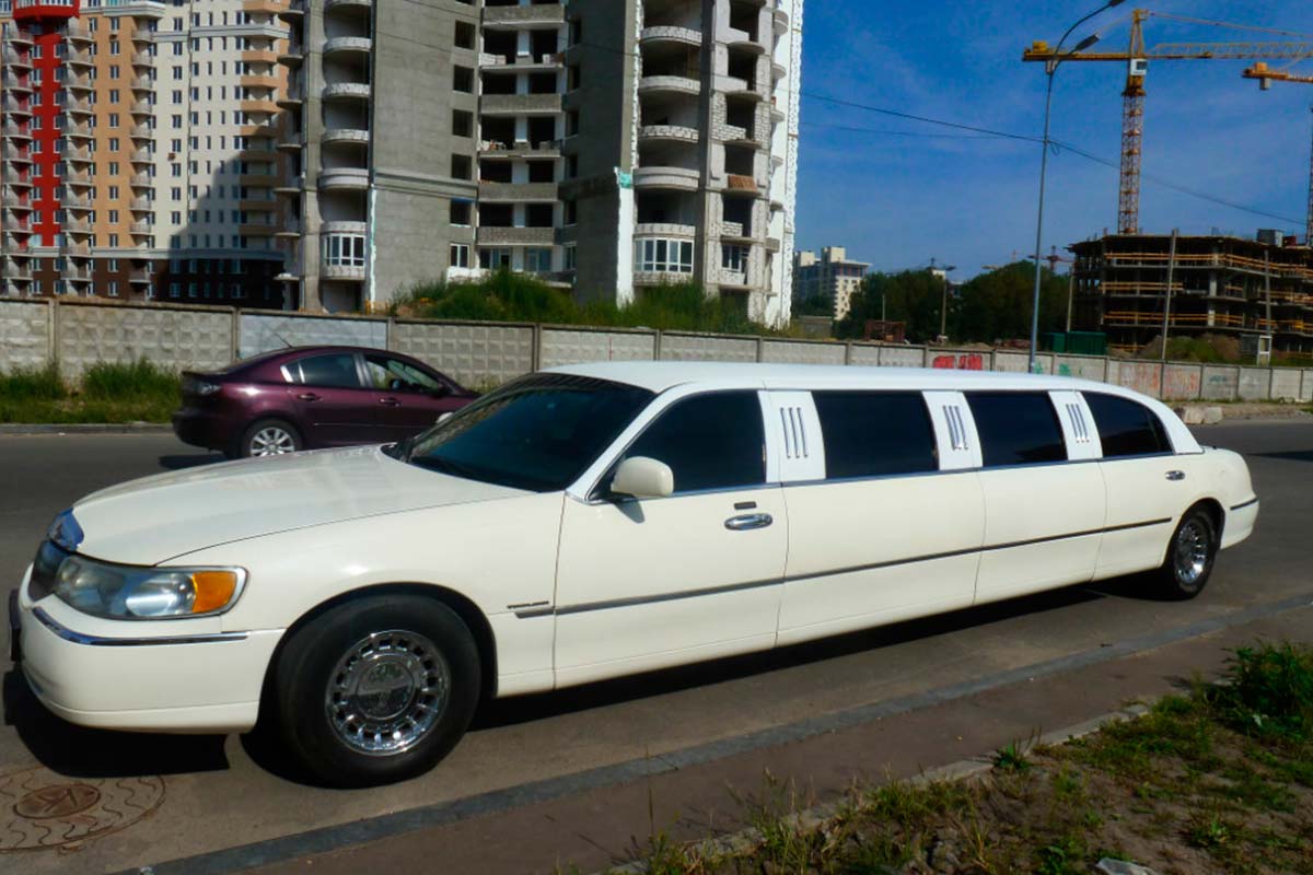 Lincoln Town Car  1