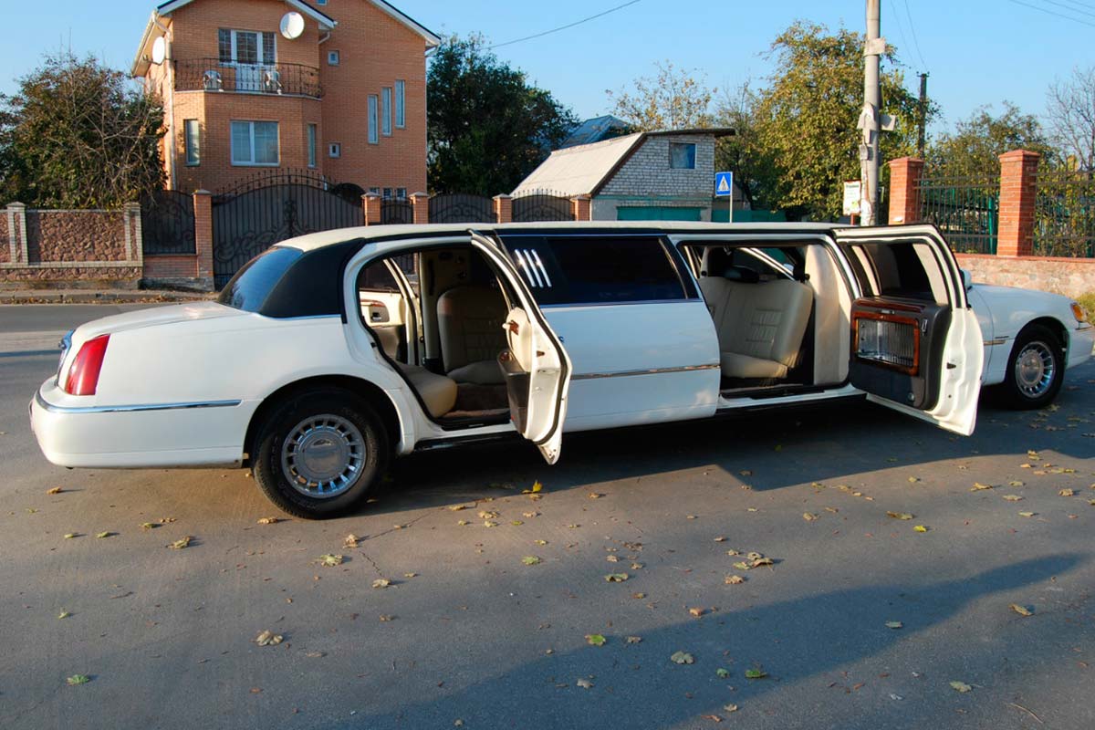 Lincoln Town Car  2