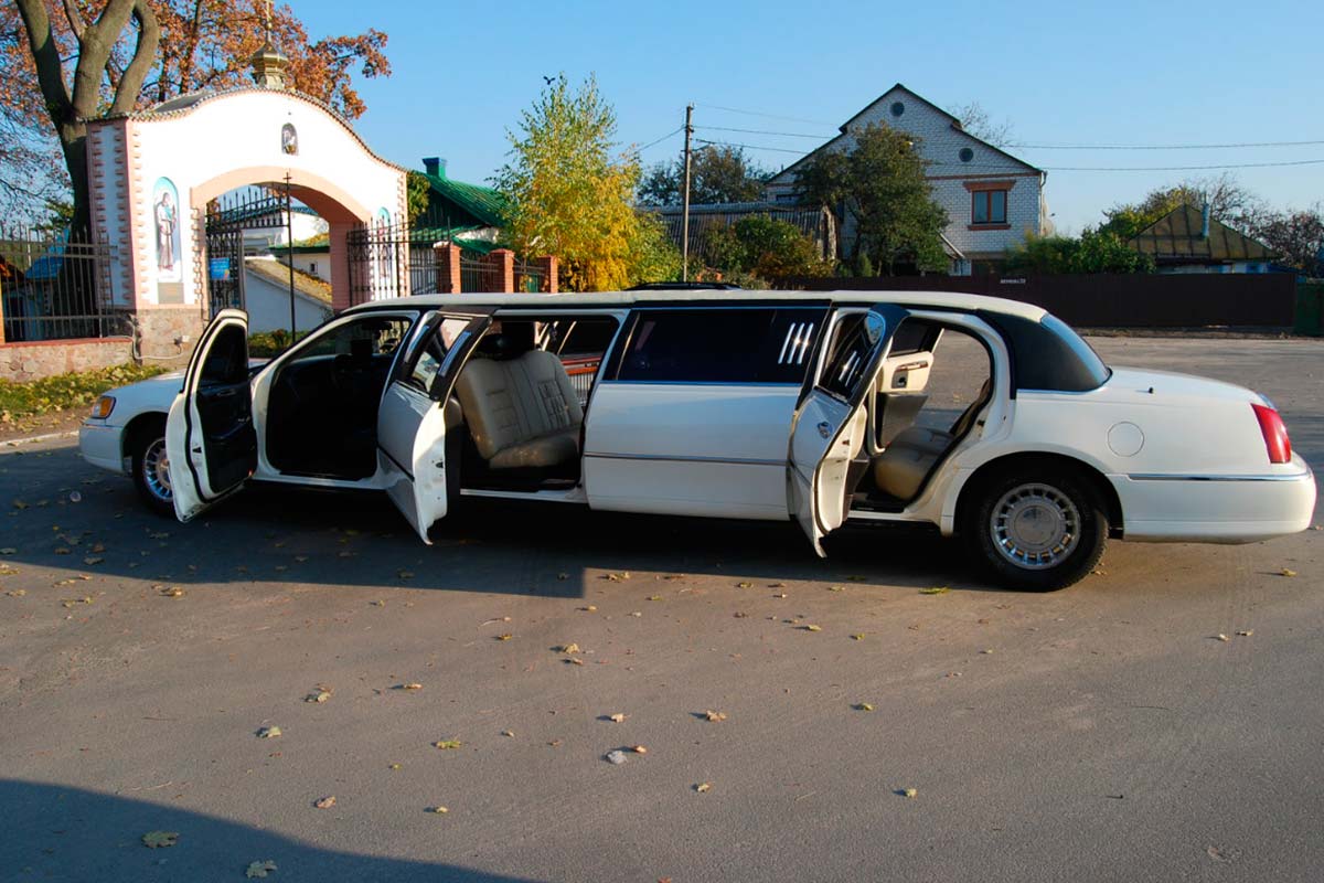 Lincoln Town Car  3