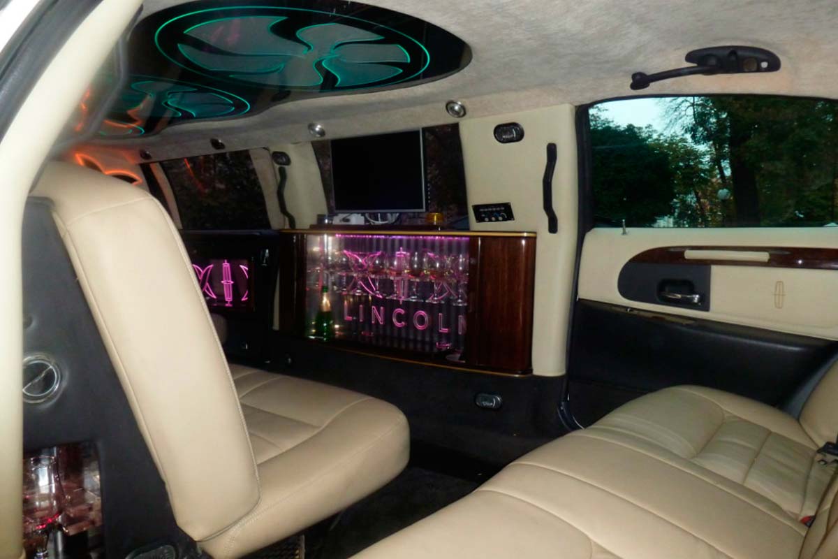 Lincoln Town Car  4