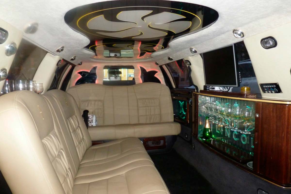 Lincoln Town Car  5