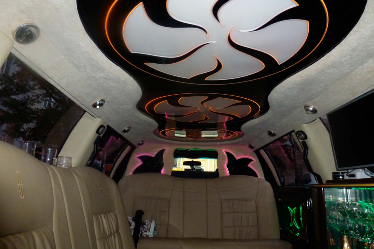 Lincoln Town Car  6