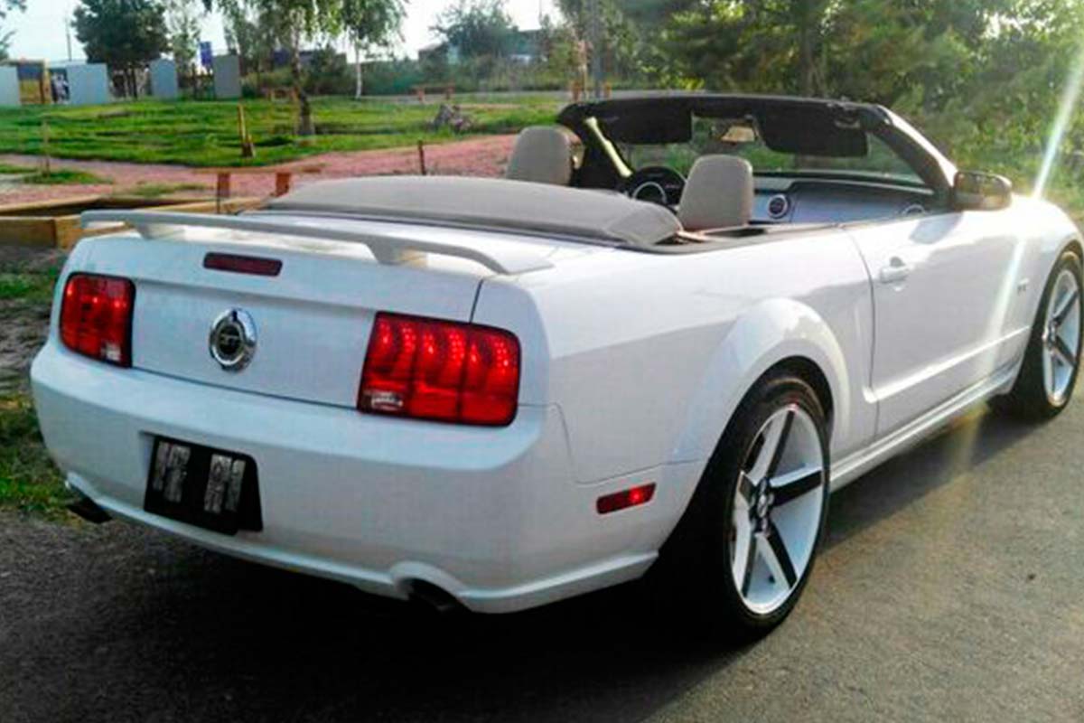 Ford Mustang GT Sedan 6
