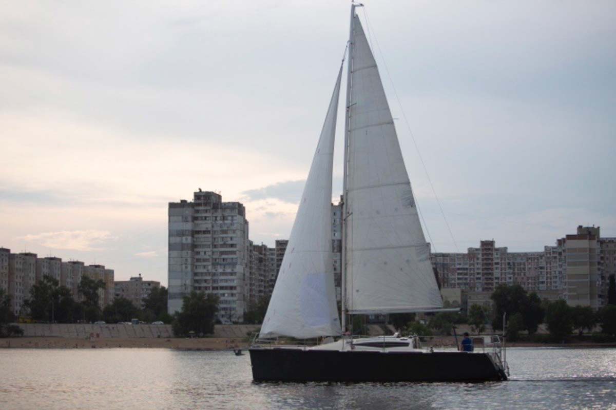 Sailing yacht 