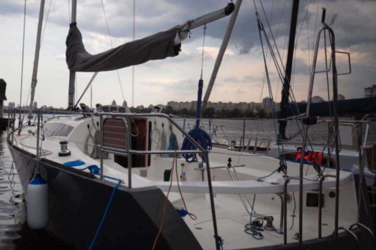 Sailing yacht 