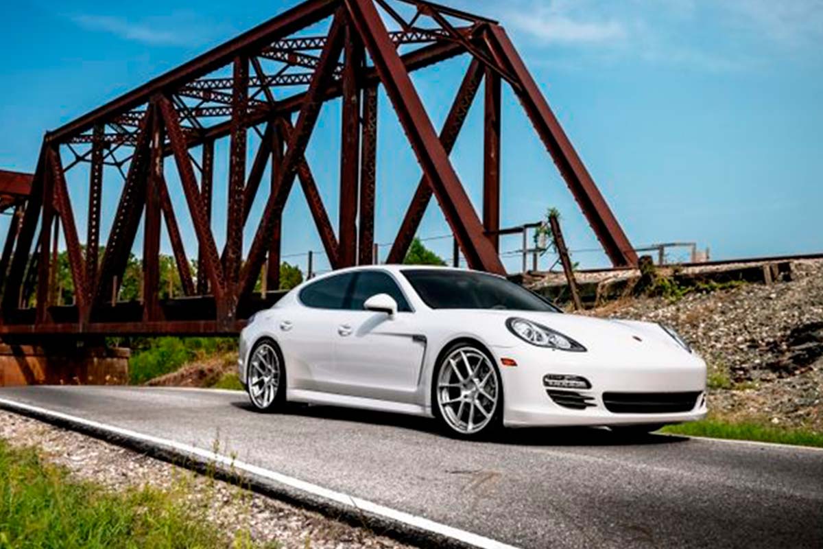 Седан Porsche Panamera 2
