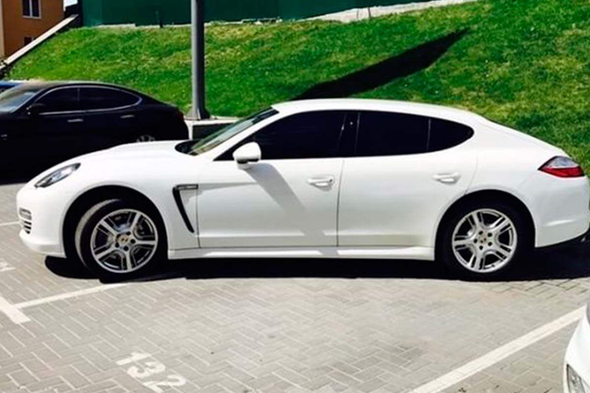 Седан Porsche Panamera 1