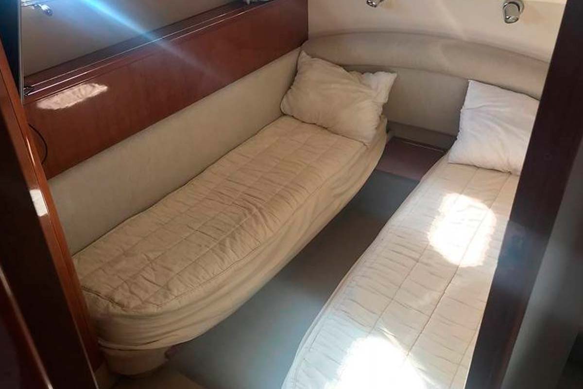 Моторна яхта Princess 45 5