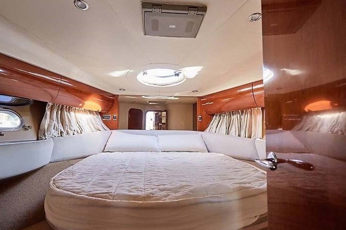 Моторна яхта Princess 45 2