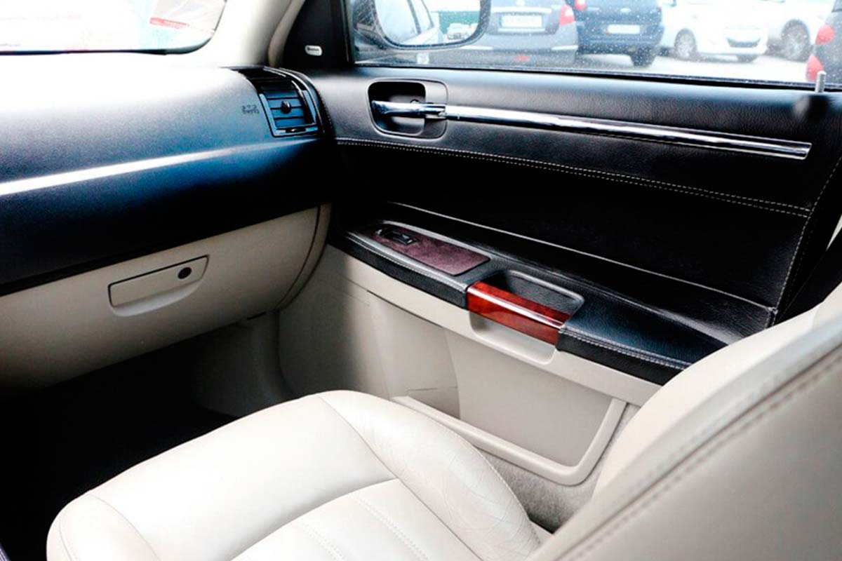 sedan Chrysler 300C black 2