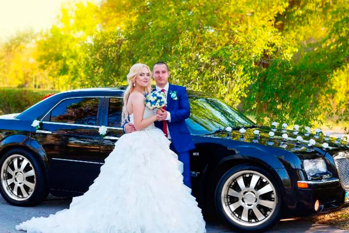 sedan Chrysler 300C black 4
