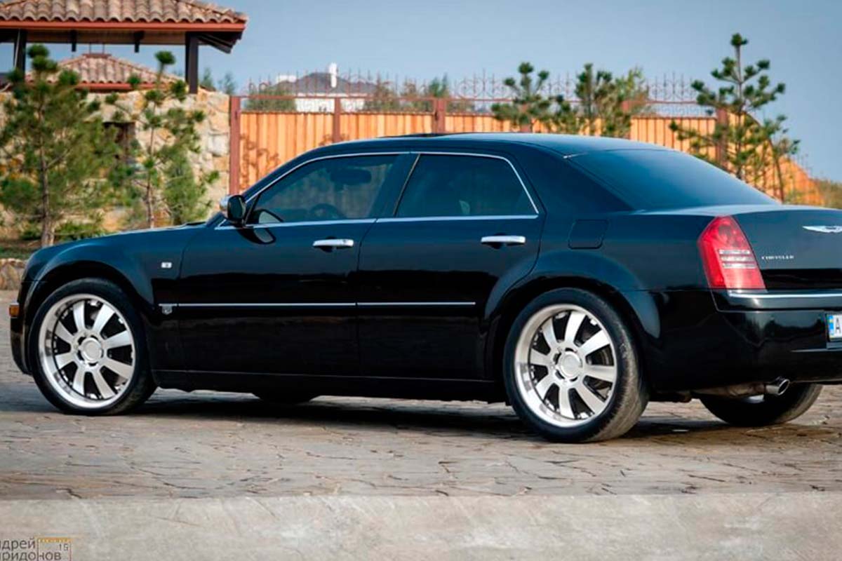 sedan Chrysler 300C black 5