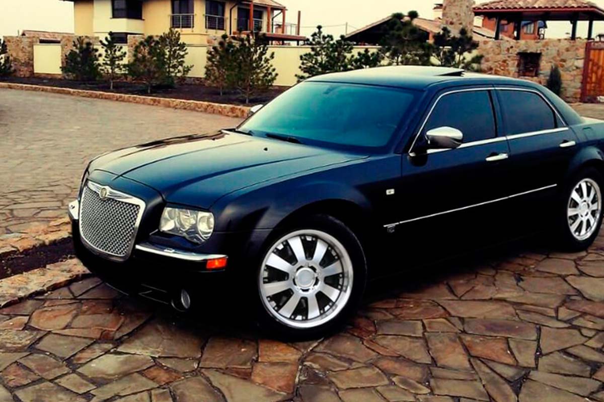 sedan Chrysler 300C black 6