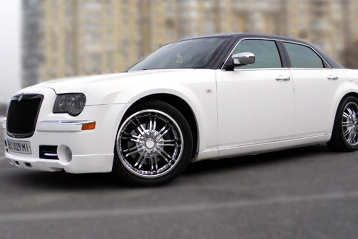 Седан Chrysler 300C White Piarl Black Bison 1
